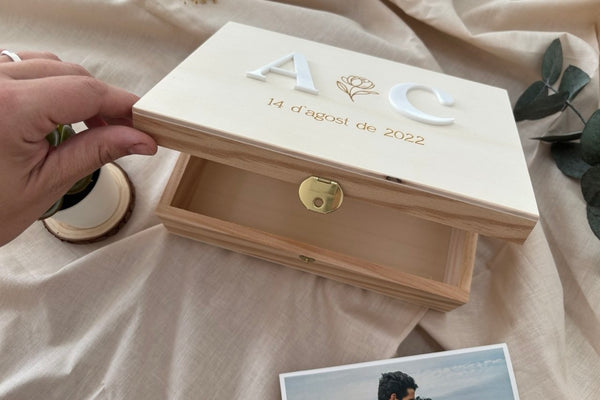 Caja recuerdos - Iniciales metacrilato