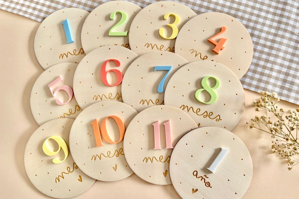 Placas madera cumple meses bebé - Colores y puntos