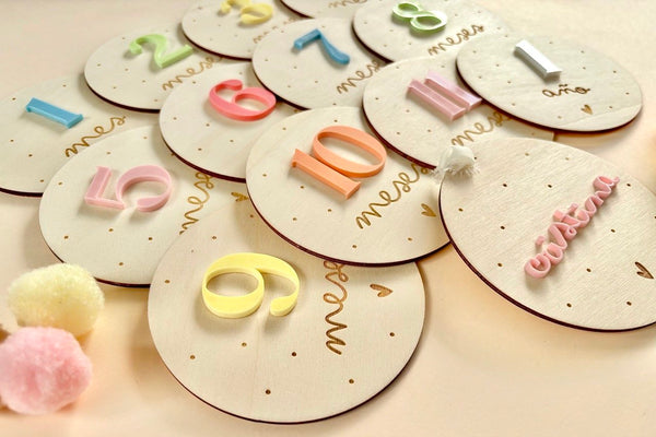 Placas madera cumple meses bebé - Colores y puntos