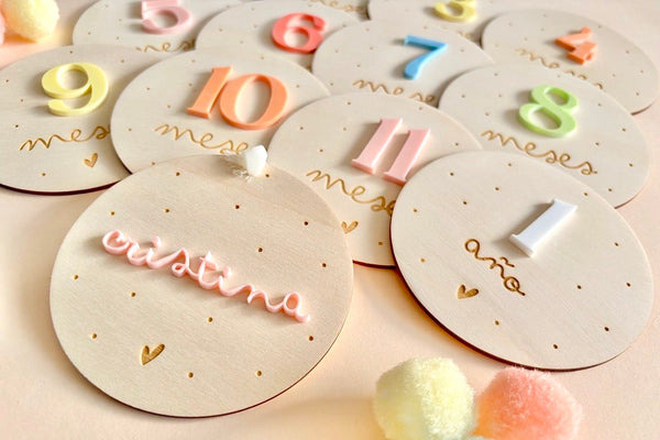 Placas madera cumple meses bebé - Colores y puntos