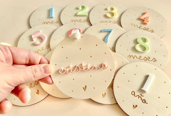 Placas madera cumple meses bebé - Colores y puntos
