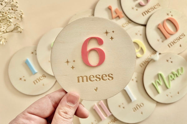 Placas madera cumple meses bebé - Colores y estrellas