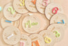 Placas madera cumple meses bebé - Colores y estrellas