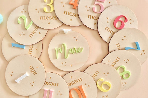 Placas madera cumple meses bebé - Colores y estrellas