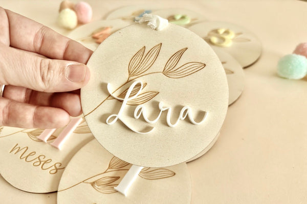 Placas madera cumple meses bebé - Colores y flor