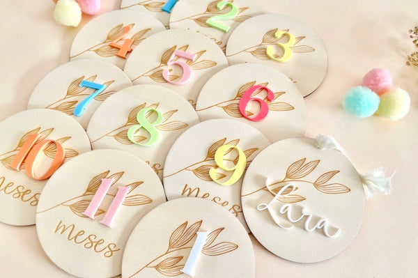 Placas madera cumple meses bebé - Colores y flor