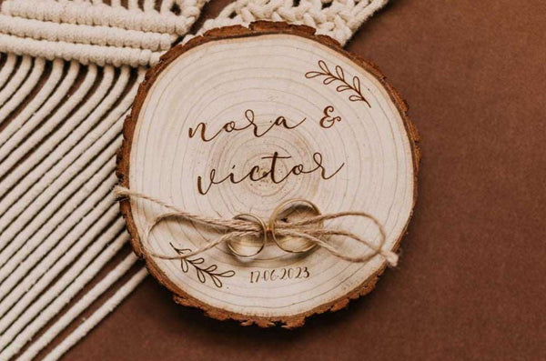 Porta alianzas rodaja madera floral - Lletres de Vida