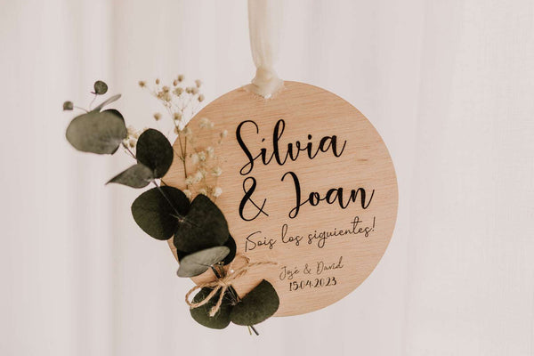 Placa madera ¡Sois los siguientes! - Sencilla con ramillete - Lletres de Vida