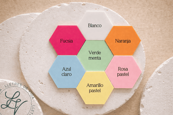 Placas madera cumple meses bebé - Colores y puntos