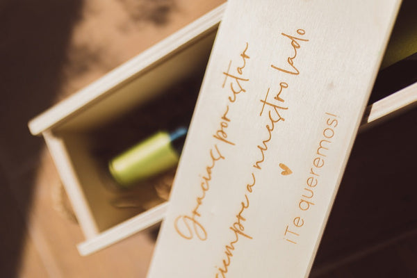 Caja de vino en madera - Corona floral - Lletres de Vida