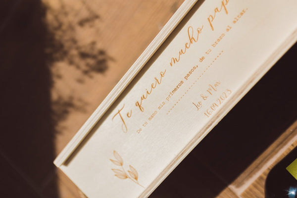 Caja de vino en madera - Flores lateral - Lletres de Vida