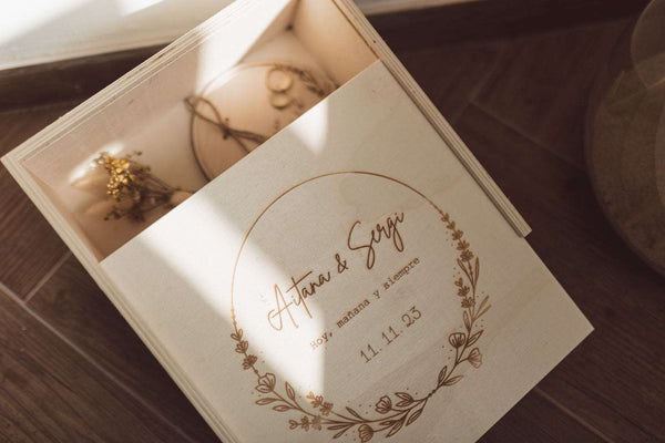 Caja de recuerdos en madera - Corona floral - Lletres de Vida