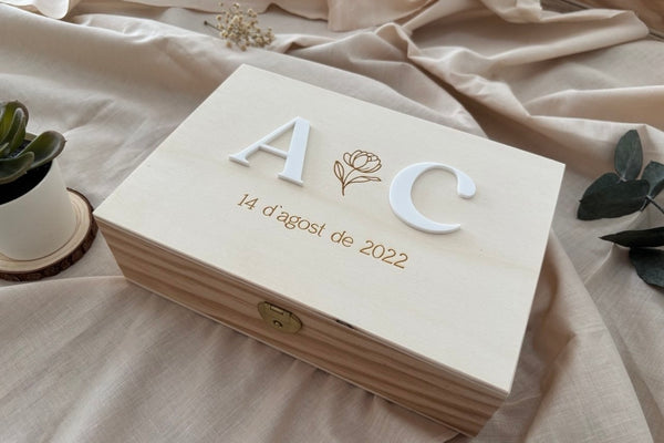 Caja recuerdos - Iniciales metacrilato
