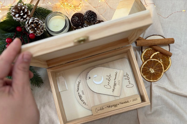 Caja regalo - Mi primera Navidad (base + adorno + placa huella + caja)