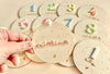 Placas madera cumple meses bebé - Colores y puntos
