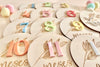 Placas madera cumple meses bebé - Colores y flor